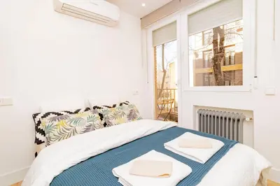 Cama o camas de una habitación en Superb Apartment near Madrid Rio by Batuecas