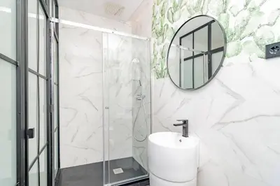 Un baño de Superb Apartment near Madrid Rio by Batuecas
