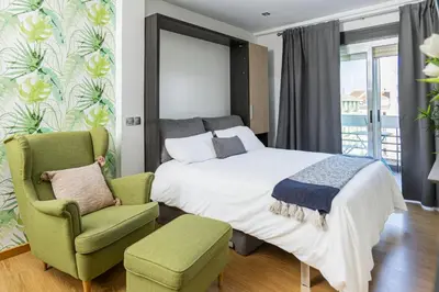 Cama o camas de una habitación en Cozy studio overlooking Pedro Zerolo Square