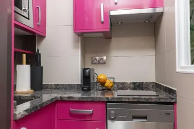 Una cocina o zona de cocina en Cozy studio overlooking Pedro Zerolo Square