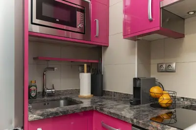 Una cocina o zona de cocina en Cozy studio overlooking Pedro Zerolo Square