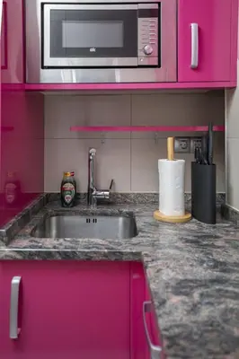 Una cocina o zona de cocina en Cozy studio overlooking Pedro Zerolo Square
