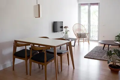Una televisión o centro de entretenimiento en 60 Balconies Art
