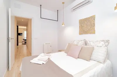 Cama o camas de una habitación en Espléndido y Radiante Apto en Malasaña By Batuecas