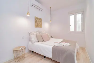 Cama o camas de una habitación en Espléndido y Radiante Apto en Malasaña By Batuecas