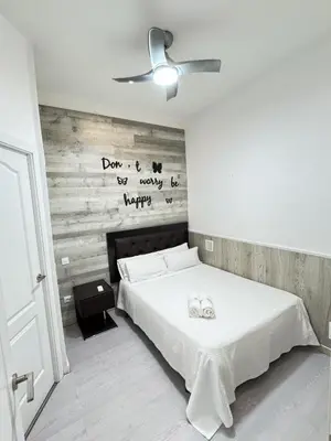 Cama o camas de una habitación en Apartamentos Day Madrid MALASAÑA I