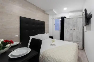 Una televisión o centro de entretenimiento en Apartamentos Day Madrid MALASAÑA II