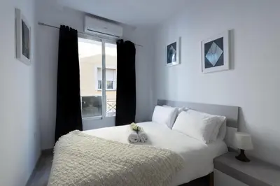 Cama o camas de una habitación en Apartamentos Day Madrid MALASAÑA II
