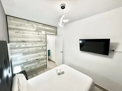 Una televisión o centro de entretenimiento en Apartamentos Day Madrid MALASAÑA II