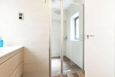 Un baño de Pop Girl CALLAO 5 WIFI FREE Temporada RENTAL Workers y Est