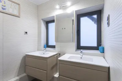 Un baño de Pop Girl CALLAO 5 WIFI FREE Temporada RENTAL Workers y Est