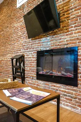 Una televisión o centro de entretenimiento en Acogedor estudio en Cuatro Caminos by beBalmy