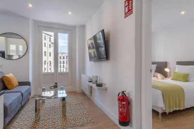 Cama o camas de una habitación en Modern 2-Bed Apartment in Central Madrid