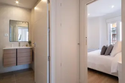 Cama o camas de una habitación en Modern 2-Bed Apartment in Central Madrid
