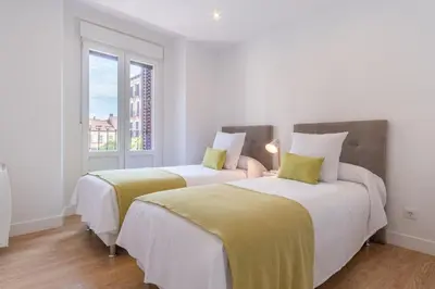 Cama o camas de una habitación en Modern 2-Bed Apartment in Central Madrid