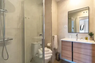 Un baño de Modern 2-Bed Apartment in Central Madrid