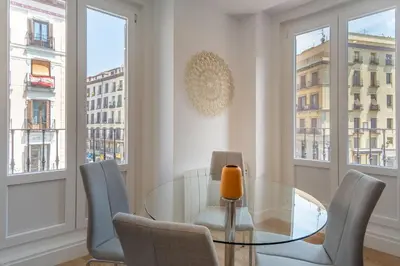 Plano de Modern 2-Bed Apartment in Central Madrid