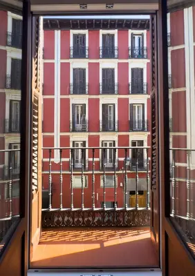 Plano de Ópera Stays by Charming