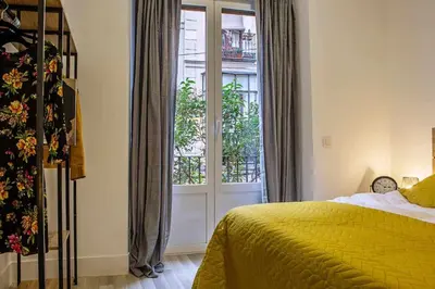 Cama o camas de una habitación en Calle Huertas Corazón by RegalateMadrid