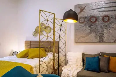 Cama o camas de una habitación en Calle Huertas Corazón by RegalateMadrid
