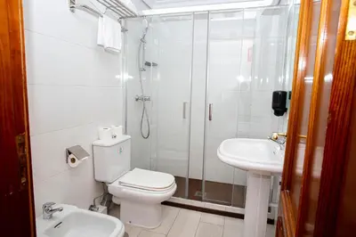 Un baño de LOFTS Puerta del SOL