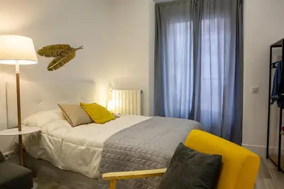 Cama o camas de una habitación en Calle Huertas Coqueto by RegalateMadrid