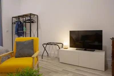Una televisión o centro de entretenimiento en Calle Huertas Coqueto by RegalateMadrid