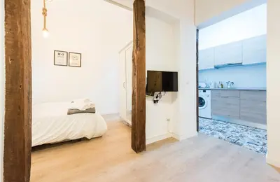 Una televisión o centro de entretenimiento en El Encanto de Malasaña