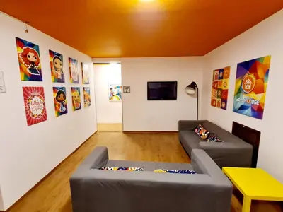 Una televisión o centro de entretenimiento en Arc House Madrid - Puerta del Sol Only Adults