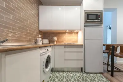 Una cocina o zona de cocina en La Latina I - Descubre Madrid desde un Espacio con Estilo
