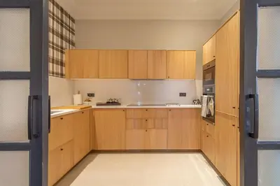 Una cocina o zona de cocina en Spacious 3-Bed Apartment in Salamanca Madrid