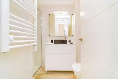 Un baño de Encantador Apartamento Paseo de la Habana by Batuecas