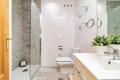 Un baño de Encantador Apartamento en Chueca junto a Gran Vía, Infantas 1-1 by Batuecas