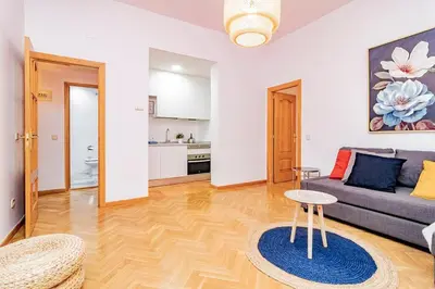Una cocina o zona de cocina en Encantador Apartamento en Chueca junto a Gran Vía, Infantas 1-1 by Batuecas