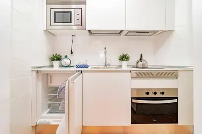 Una cocina o zona de cocina en Encantador Apartamento en Chueca junto a Gran Vía, Infantas 1-1 by Batuecas