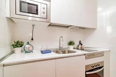 Una cocina o zona de cocina en Encantador Apartamento en Chueca junto a Gran Vía, Infantas 1-1 by Batuecas