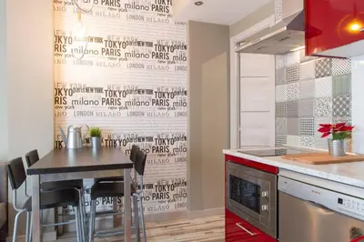 Una cocina o zona de cocina en Extraordinario Apartamento en Palacio Real - Centro Calle ilustración by Batuecas