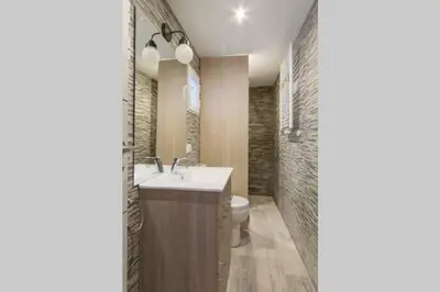 Un baño de Extraordinario Apartamento en Palacio Real - Centro Calle ilustración by Batuecas