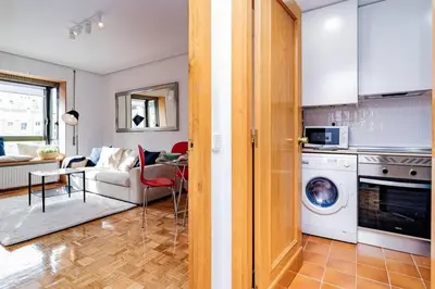 Una cocina o zona de cocina en Maravilloso Apartamento Plaza Pedro Zerolo - Gran Vía, by Batuecas