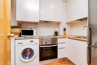 Una cocina o zona de cocina en Maravilloso Apartamento Plaza Pedro Zerolo - Gran Vía, by Batuecas