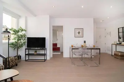 Una televisión o centro de entretenimiento en Deslumbrante Apartamento en Plaza España, by Batuecas