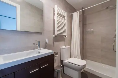 Un baño de Moderno Apartamento en Malasaña Centro. SVFD by Batuecas