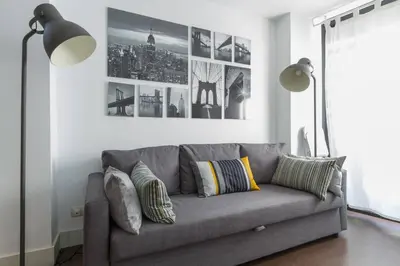 Zona de estar de Moderno Apartamento en Malasaña Centro. SVFD by Batuecas