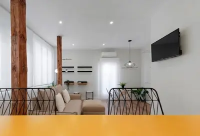 Una televisión o centro de entretenimiento en Refurbished and bright-Pool-1Bed 1Bath-Chueca