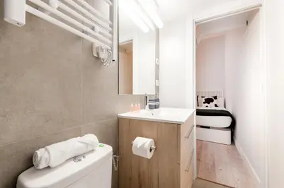 Un baño de Cozy and Comfortable-1bed 1bath- City center