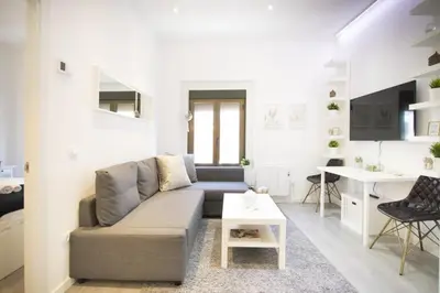 Una televisión o centro de entretenimiento en Cozy Bright apt. Malasaña - Madrid City Centre