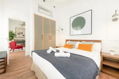 Cama o camas de una habitación en SOL - 5 Balconies- 1BD Renovated apt
