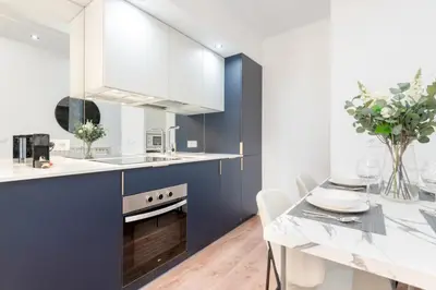 Una cocina o zona de cocina en SOL - 5 Balconies- 1BD Renovated apt