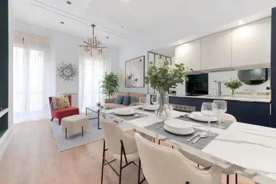 Zona de estar de SOL - 5 Balconies- 1BD Renovated apt