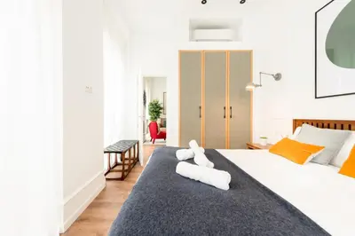 Cama o camas de una habitación en SOL - 5 Balconies- 1BD Renovated apt